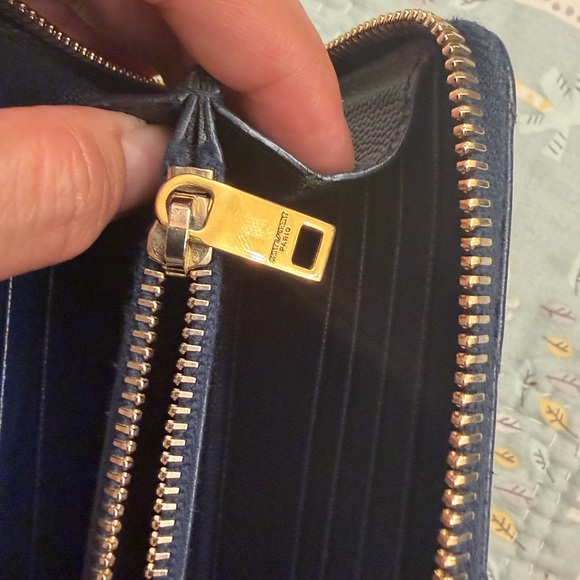 Yves Saint Laurent Zippy Wallet - Picture 10 of 16